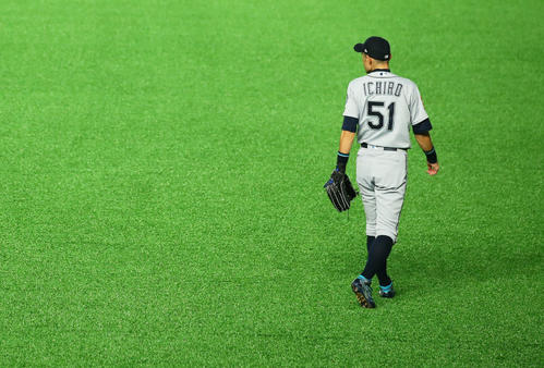 アスレチックス対マリナーズ 右翼の守備に就くイチロー(撮影・足立雅史)