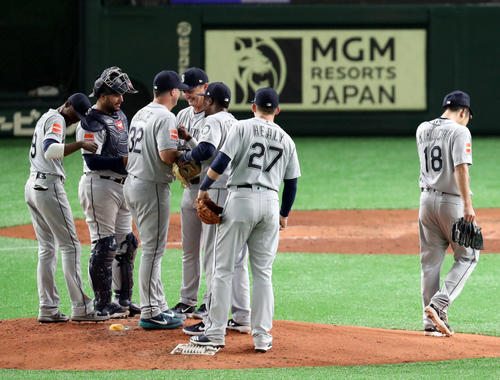 アスレチックス対マリナーズ 5回裏途中、降板する菊池(右)(撮影・狩俣裕三)
