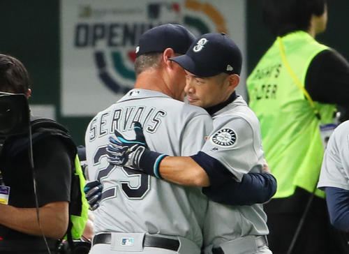 試合前のセレモニーに登場したマリナーズのイチロー(右)はサービス監督と抱き合う(撮影・足立雅史)