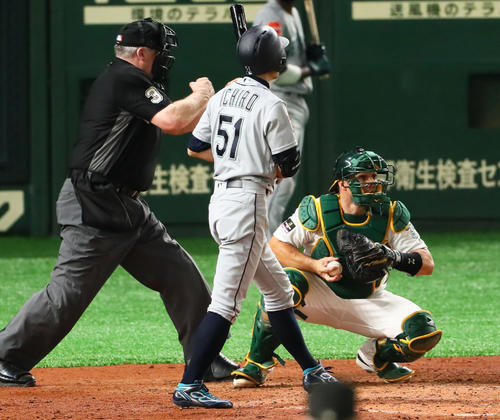 アスレチックス対マリナーズ 7回表マリナーズ無死二塁、イチローは見逃し三振に倒れる(撮影・足立雅史)