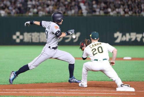 アスレチックス対マリナーズ 8回表マリナーズ2死二塁、イチローは内野ゴロを放つも、一塁へ全力疾走を見せる(撮影・林敏行)