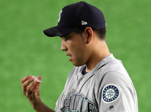 アスレチックス対マリナーズ 試合前、透明のマウスピースを付ける菊池(撮影・狩俣裕三)