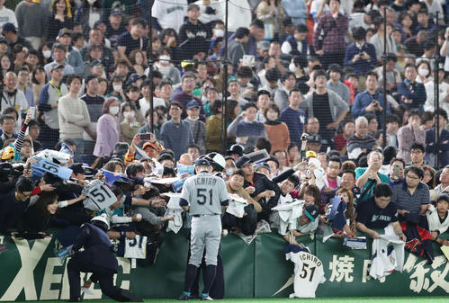 アスレチックス対マリナーズ 試合前、客席のファンにサインをするマリナーズのイチロー(撮影・林敏行)
