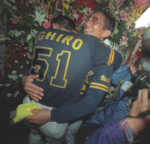 優勝を決めたオリックス・イチローは祝賀会場で仰木彬監督を抱きしめた（撮影・河南真一）