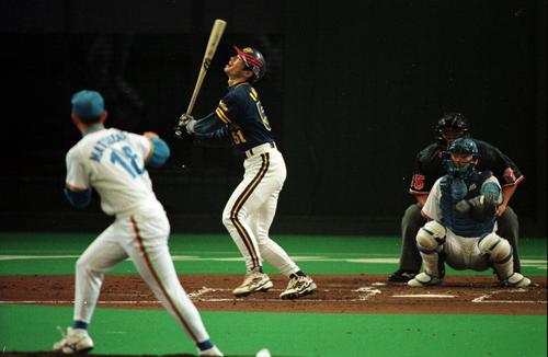 イチローは松坂大輔の投じた外角高めのストレートに空振り三振(1999年5月16日)