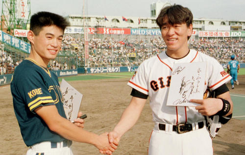 入団2年目のオールスターでイチロー（左）と握手を交わす松井秀喜。二人はともにオールスター新人賞を獲得