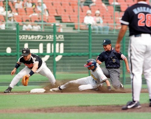 三塁盗塁を決めるイチロー