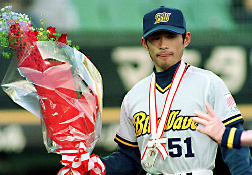 オリックス対日本ハム　オリックス・イチローが通算1000本安打を達成　表彰　メダルと花束＝1999年4月30日、GS神戸イチロー写真館（鈴木一朗写真館）　プロ通算1000安打（パリーグネガ♯175）