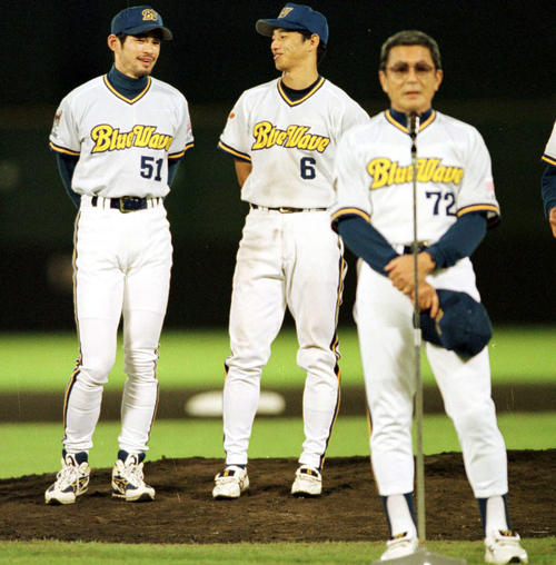 最終戦を終えあいさつする仰木監督の後方で笑顔を見せるイチロー（左）と田口