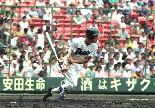 90年8月、天理戦で中前打を放つ愛工大名電・鈴木一朗