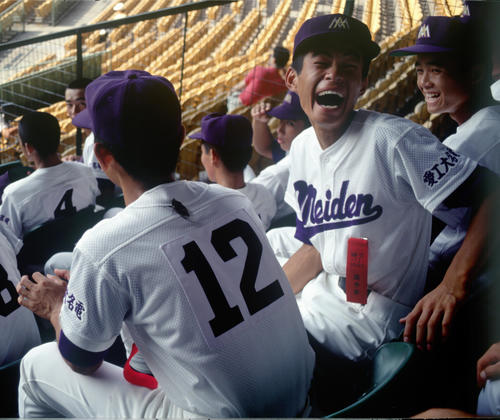 第72回全国高校野球選手権　松久保（左）の背中にセミがとまり大笑いする愛工大名電・鈴木一朗（イチロー）＝1990年8月
