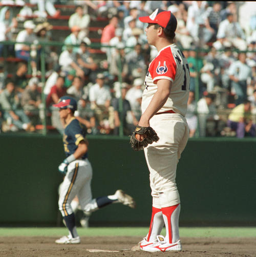 野茂英雄（手前）から初本塁打を放ち、ダイヤモンドを一周するイチロー1993年　野茂英雄写真館　イチロー写真館