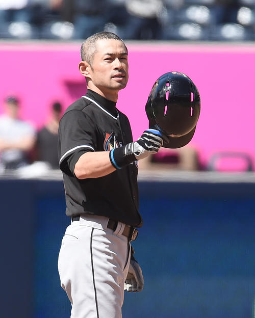 16年、パドレス対マーリンズ　9回表マーリンズ2死一塁、右翼線へ二塁打を放ち、ローズの持つ4256安打を超えたイチローは、ファンに歓声に応える