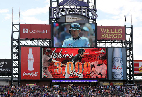 16年、ロッキーズ対マーリンズ　7回表マーリンズ1死、イチローは右越え三塁打を放ち通算3000安打を達成し、ビジョンで祝福された