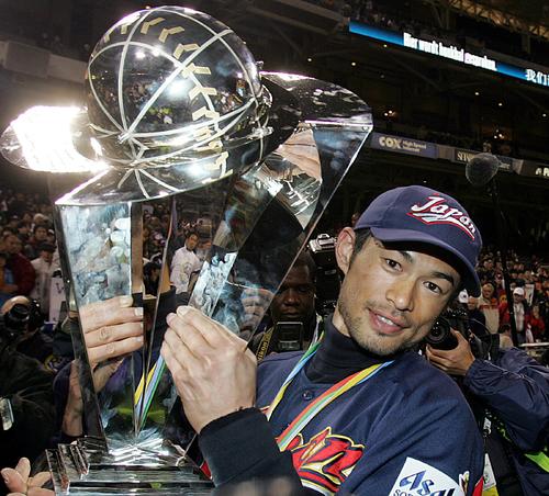 06年3月、WBC決勝　日本対キューバ　優勝トロフィーを手にするイチロー