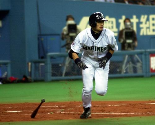 02年11月、全日本対全米　イチローは右線に二塁適時打放つ