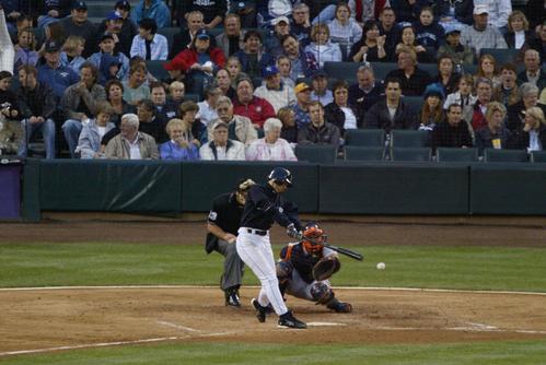 04年、マリナーズ対タイガース　5回裏マリナーズ1死、イチローは中前に日米通算2000本となる安打を放つ