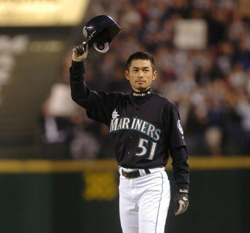 04年10月、イチローは三塁の頭上を破る今季257本目の安打を放ってジョージ・シスラーの持つ記録と並びファンの拍手にヘルメットをとって応える