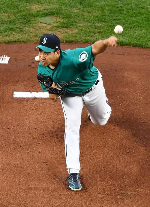本拠地デビュー戦でレッドソックス打線を相手に力投するマリナーズ菊池（撮影・菅敏）