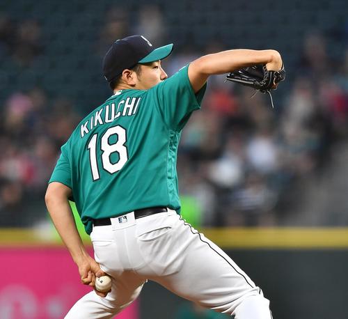本拠地デビュー戦でレッドソックス打線を相手に力投するマリナーズ菊池（撮影・菅敏）