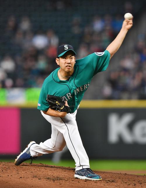 本拠地デビュー戦でレッドソックス打線を相手に力投するマリナーズ菊池（撮影・菅敏）