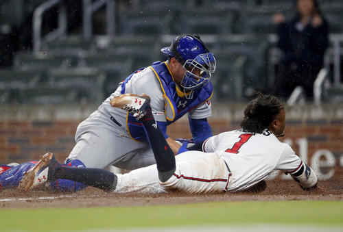 3回、本塁に滑り込むもアウトになったブレーブス・アルビーズ(AP)