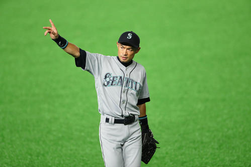 3月21日、MLB開幕戦アスレチックス－マリナーズ戦で守備位置に就きファンの声援に応えるマリナーズのイチロー氏