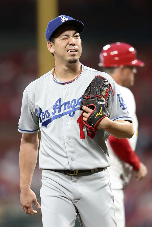 2回に失点し、険しい表情でベンチに戻るドジャース前田(共同)