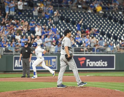 ロイヤルズ戦に先発し、2回にロイヤルズ・ドジャーに本塁打を打たれ、肩を落とすマリナーズ菊池（撮影・菅敏）