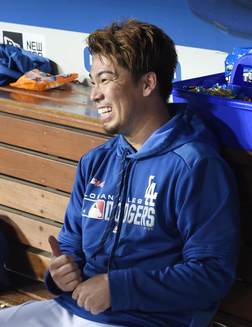 レッズ戦に先発し、6回2／3を投げ4安打1失点で降板したドジャース前田は、ベンチで笑顔を見せる（撮影・菅敏）