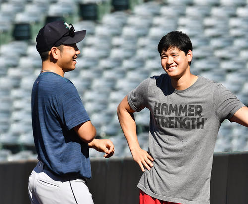 エンゼルス対マリナーズ 試合前、マリナーズ菊池（左）と談笑するエンゼルス大谷（撮影・菅敏） 