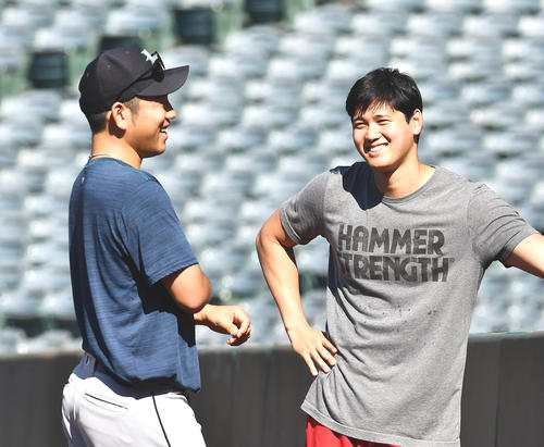 エンゼルス対マリナーズ試合前、マリナーズ菊池（左）と談笑するエンゼルス大谷（撮影・菅敏）