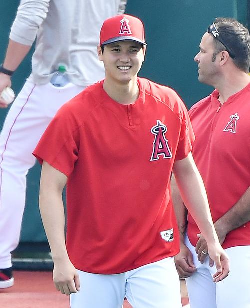 右肘手術後、初めて打撃練習を公開したエンゼルス大谷は、笑顔を見せる（撮影・菅敏）