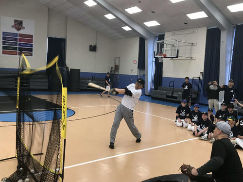 野球教室を開催した松井氏は、子供たちの前で豪快なスイングを披露