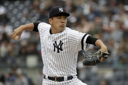 ロイヤルズ戦で力投するヤンキース田中将大投手（AP）