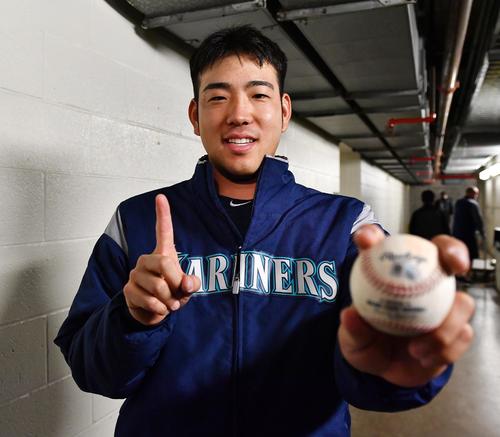 エンゼルス戦でメジャー初勝利を挙げ、笑顔でウイニングボールを手にするマリナーズ菊池（撮影・菅敏）