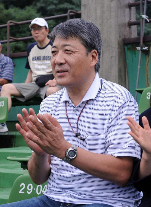 11年8月、楽天対西武　スタンドで応援する菊池雄星の父雄治さん