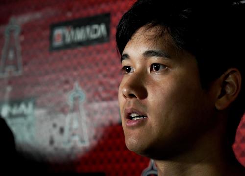 記者の質問に答えるエンゼルス大谷（撮影・菅敏）