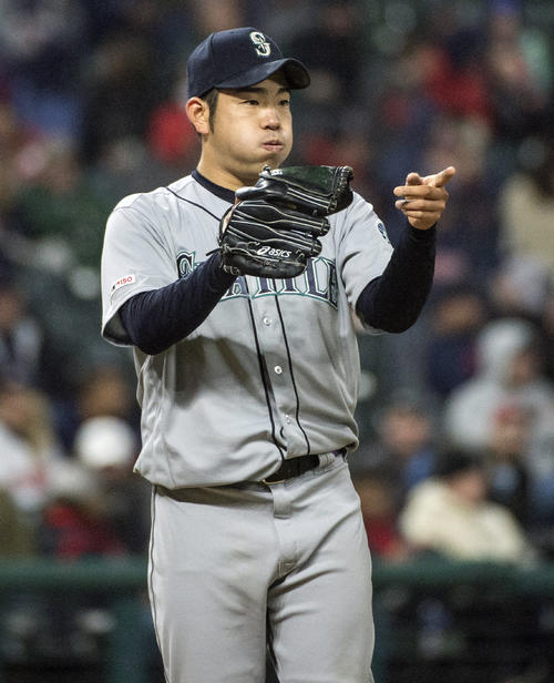 7回に大きく息をつくマリナーズ菊池。1失点と好投したが2勝目はならなかった（AP）
