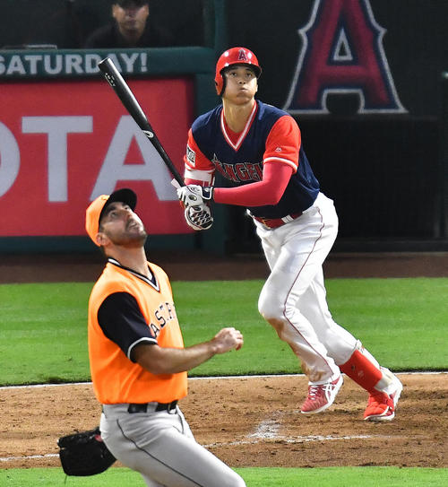 エンゼルス大谷はアストロズ・バーランダーから中越えに2点本塁打を放つ（2018年8月25日撮影）