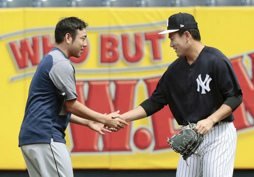 試合前、握手を交わすマリナーズ菊池（左）とヤンキース田中（共同）