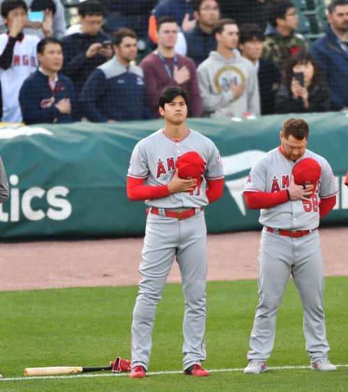 タイガース対エンゼルス　試合前、米国国歌を斉唱するエンゼルス大谷（撮影・菅敏）