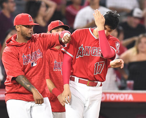 18年7月、ホワイトソックスに勝利してナインを迎えるエンゼルス大谷（右）は、マルドナドにタックルされる