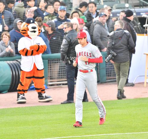 タイガース対エンゼルス　試合前、歓声を受けながらフィールドに登場するエンゼルス大谷（18時46分）（撮影・菅敏）