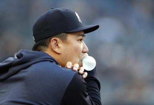 試合を見守るヤンキース田中将大（AP）