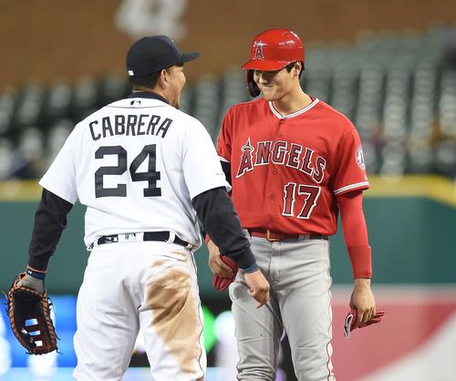 タイガース対エンゼルス　6回表エンゼルス2死、死球で出塁し、タイガース・カブレラ（左）と談笑するエンゼルス大谷（撮影・菅敏）