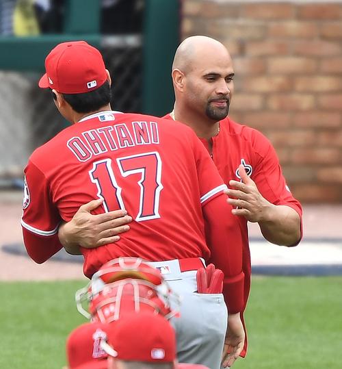 タイガースに勝利し、2000打点を達成させたプホルス（右）とハグで祝福するエンゼルス大谷（撮影・菅敏）