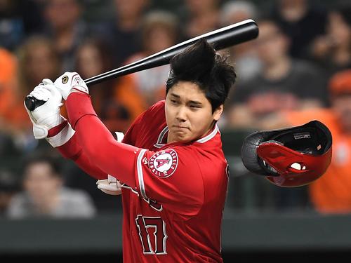 オリオールズ対エンゼルス　6回表エンゼルス2死一、二塁、三ゴロに倒れるエンゼルス大谷は、勢い余ってヘルメットを飛ばす（撮影・菅敏）