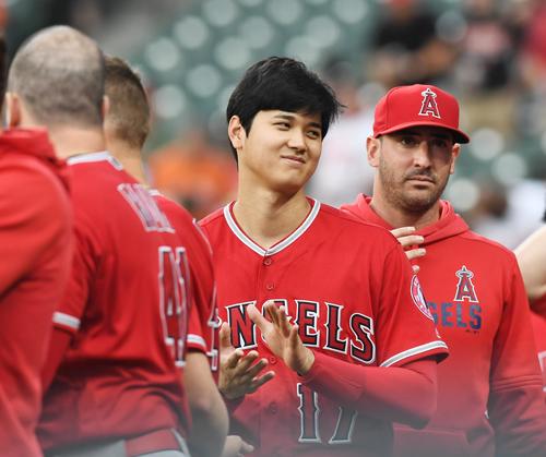 オリオールズ対エンゼルス　試合開始前のセレモニーを終え、笑顔を見せるエンゼルス大谷（撮影・菅敏）