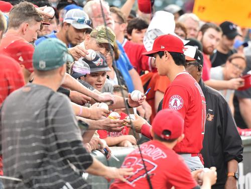 オリオールズ対エンゼルス　試合開始直前のアップを終え、ファンにサインをするエンゼルス大谷（撮影・菅敏）
